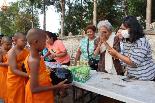 ภาพ No.61031:สามเณรออกบิณฑบาต และกิจกรรมอบรมสามเณร ในโครงการบรรพชาสามเณรฟื้นฟู พระพุทธศาสนาทั่วไทย ณ ศูนย์อบรมที่พักสงฆ์บ้านร่มเย็น จ.นราธิวาส วันที่ 2-15 เมษายน พ.ศ. 2567
