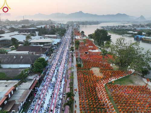 ภาพ No.101727:ตักบาตรพระ 10,000 รูป เติมบุญให้แผ่นดิน เนื่องในโอกาส 192 ปี จังหวัดกาญจนบุรี หนึ่งในโครงการตักบาตรพระ 2,000,000 รูป  77 จังหวัดทุกวัดทั่วไทย วันจันทร์ที่ 11 ธันวาคม พ.ศ. 2566 บริเวณถนนสองแคว (SKY WALK) เมืองกาญจนบุรี