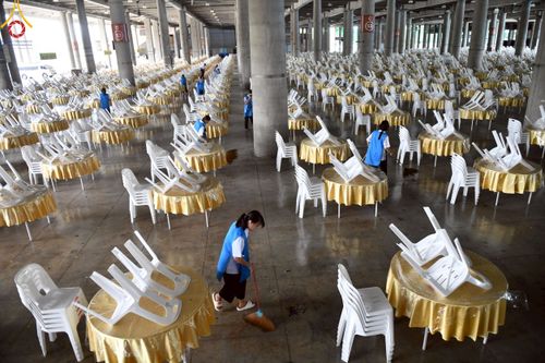 ภาพ No.218418:วันที่ 15 - 18 เมษายน พ.ศ. 2568 การเตรียมภาชนะสำหรับถวายภัตตาหาร , การจัดโต๊ะเก้าอี้ในลานธรรม , การแพ็คพัสดุงานต้อนรับ เพื่องานวันคุ้มครองโลก 22 เมษายน พ.ศ.2568 วัดพระธรรมกาย