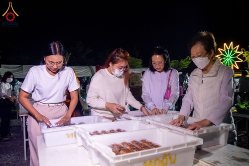 ภาพ No.195845:พิธีถวายภัตตาหารเป็นสังฆทาน แด่พระธรรมยาตรา ณ วัดโบสถ์(บน) ตำบลบางคูเวียง อำเภอบางกรวย จังหวัดนนทบุรี ในโครงการธรรมยาตรา กตัญญูบูชา มหาปูชนียาจารย์ พระมงคลเทพมุนี(สด จนฺทสโร) พระผู้ปราบมาร อนุสรณ์สถาน 7 แห่ง ปีที่ 13 วันที่ 16 มกราคม พ.ศ. 2568