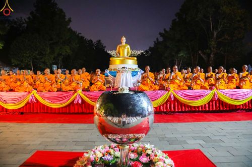 ภาพ No.104173:พิธีจุดประทีป ถวายเป็นพุทธบูชา สามเณรธรรมทายาทชาวอินโดนีเซียกว่า 1,000 รูป ณ มหาเจดีย์บุโรพุทโธ ประเทศอินโดนีเซีย ในวันที่ 23 ธันวาคม พ.ศ. 2566