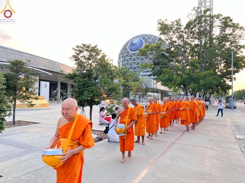 ภาพ No.136007:พระธรรมทายาท โครงการบวชพระนานาชาติ AEC & WAB ผู้บริหารรุ่นที่ 2 บิณฑบาต ณ หอฉันคุณยายอาจารย์ฯ เมืองแก้วมณี หมู่บ้านแก้วพุทธรักษา วันที่ 28 เมษายน พ.ศ. 2567