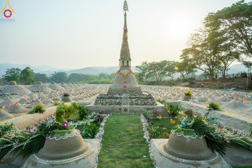 ภาพ No.138601:Photo Story  มหัศจรรย์วัดดงดินแดง Episode 6 พระภิกษุ-สามเณร ในโครงการบรรพชาอุปสมบทหมู่  กว่า 500 รูป และศีลจาริณีกว่า 300 คน ร่วมกันก่อพระเจดีย์ทราย 20,000 องค์ และจุดประทีป  บูชาธรรม 80 ปี หลวงพ่อธมฺมชโย กลางลำน้ำแม่ตื่น