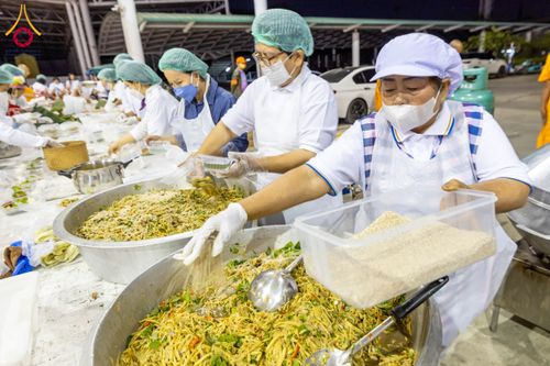 ภาพ No.203158:พิธีถวายภัตตาหารเป็นสังฆทาน แด่พระธรรมยาตรา ณ วัดพระธรรมกาย ตำบลคลองสาม อำเภอคลองหลวง จังหวัดปทุมธานี ในโครงการธรรมยาตรา กตัญญูบูชา มหาปูชนียาจารย์ พระมงคลเทพมุนี(สด จนฺทสโร) พระผู้ปราบมาร อนุสรณ์สถาน 7 แห่ง ปีที่ 13 วันที่ 29 มกราคม พ.ศ. 2568