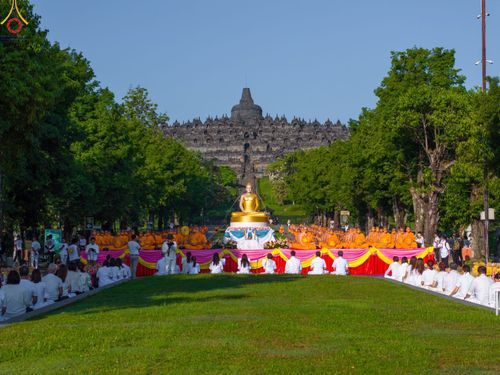 ภาพ No.103265:พิธีตักบาตรพระธรรมทายาท 1,000 รูป ณ มหาเจดีย์บุโรพุทโธ ประเทศอินโดนีเซีย ในวันที่ 20 ธันวาคม พ.ศ. 2566