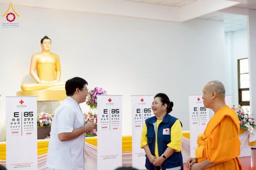 ภาพ No.230308:วันจันทร์ที่ 30 มิถุนายน พ.ศ. 2568 เจ้าอาวาสวัดพระธรรมกาย เยี่ยมอนุโมทนาให้กำลังใจ บุคลากรทางการแพทย์-เจ้าหน้าที่ผู้ปฏิบัติงาน โครงการรถตัดแว่นสายตาเคลื่อนที่สภากาชาดไทย เพื่อเด็กนักเรียนในชนบท พื้นที่จังหวัดปทุมธานี