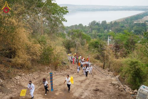 ภาพ No.131408:พิธีอัญเชิญพระบรมสารีริกธาตุ และองค์พระพุทธรัตนกายสิทธิ์ ติดตั้งองค์พระเจดีย์จตุรทิศ ถวายองค์พระเจดีย์ ลานธรรมและกำแพงแก้ว ถวายเป็นพุทธบูชา น้อมถวายบูชาธรรมหลวงพ่ออายุวัฒนมงคล ๘๐ พรรษา วันเสาร์ที่ ๑๖ มีนาคม พ.ศ. ๒๕๖๗ ณ วัดเขาพญาปราบ ต.ตะขบ อ.ปักธงชัย จ.น