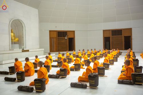 ภาพ No.189160:พระธรรมยาตราปฏิบัติธรรม และถ่ายภาพหมู่ประวัติศาสตร์ ในโครงการธรรมยาตรา กตัญญูบูชา มหาปูชนียาจารย์ พระมงคลเทพมุนี(สด จนฺทสโร) พระผู้ปราบมาร อนุสรณ์สถาน 7 แห่ง ปีที่ 13 วันที่ 4 มกราคม พ.ศ. 2568 ณ อนุสรณ์สถานมหาวิหารพระมงคลเทพมุนี (โลตัสแลนด์) อ.สองพี่น้อง