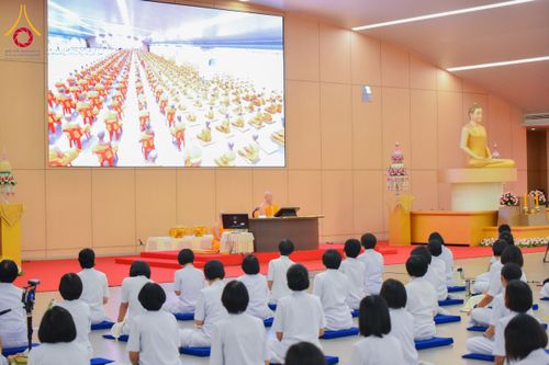ภาพ No.161629:พิธีรับดวงแก้วนักเรียนบาลี ผู้สมัครสอบในนามวัดพระธรรมกาย วันพุธที่ 2 ตุลาคม พ.ศ. 2567 ณ เทวสภา อาคารร้อยปีคุณยายอาจารย์ฯ วัดพระธรรมกาย จ.ปทุมธานี