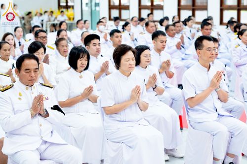 ภาพ No.275977:วันที่ 5 ธันวาคม พ.ศ. 2568 พสกนิกรอำเภอคลองหลวง พร้อมใจบำเพ็ญกุศลอุทิศถวาย “ในหลวงรัชกาลที่ 9” น้อมรำลึกในพระมหากรุณาธิคุณ เนื่องในวันคล้ายวันพระบรมราชสมภพ วันชาติ และวันพ่อแห่งชาติ ณ อาคารปลูกศรัทธา 2 วัดพระธรรมกาย อำเภอคลองหลวง จังหวัดปทุมธานี