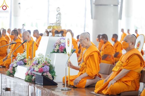 ภาพ No.122829:พิธีสวดพระพุทธมนต์ พิธีทอดผ้าบังสุกุล และพิธีถวายภัตตาหาร เป็นสังฆทานแด่พระภิกษุ สามเณร เนื่องในวันมหาปูชนียาจารย์ วันเสาร์ที่ 3 กุมภาพันธ์ พ.ศ. 2567 ณ หอฉันคุณยายอาจารย์ฯ วัดพระธรรมกาย