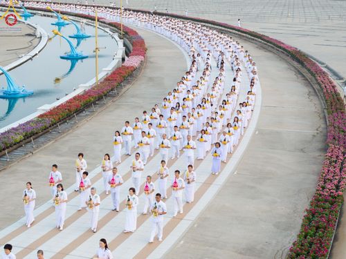 ภาพ No.214912:วันเสาร์ที่ 5 เมษายน พ.ศ. 2568 พิธีเวียนประทักษิณรอบพระมหาธรรมกายเจดีย์  พิธีวันทาเจดีย์ พิธีขอขมาและมอบผ้าไตร ในโครงการบรรพชาสามเณรฟื้นฟูพระพุทธศาสนาทั่วไทย , โครงการหน่อแก้วเปรียญธรรม รุ่นที่ 13 ,  โครงการสามเณรยุวธรรมทายาท รุ่นที่ 33 , โครงการสามเณรมั