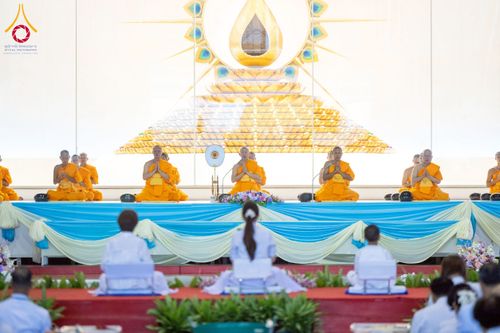 ภาพ No.231981:วันอาทิตย์ที่ 6 กรกฏาคม พ.ศ. 2568 พิธีตักบาตร ข้าวสารอาหารแห้ง  พิธีบูชาข้าวพระ สัมมนาพิเศษราชเหล็ก ณ สภาธรรมกายสากล วัดพระธรรมกาย