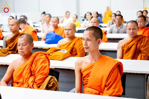 ภาพ No.222403:วันที่ 21 เมษายน พ.ศ. 2568 หลวงพ่อทัตตชีโวต้อนรับคณะสงฆ์ สปป.ลาว ณ อาคาร 100 ปี คุณยายมหารัตนอุบาสิกาจันทร์ ขนนกยูง วัดพระธรรมกาย