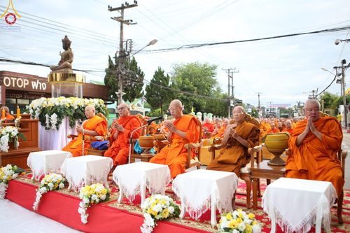 ภาพ No.146203:ตักบาตรพระ 1,384 รูป ทำบุญเมืองฝางครบรอบ 1,383 ปี ถวายเป็นพระราชกุศลแด่พระบาทสมเด็จพระเจ้าอยู่หัว เนื่องในโอกาสพระราชพิธีมหามงคล เฉลิมพระชนมพรรษา 6 รอบ 72 พรรษา วันเสาร์ที่ 27 กรกฎาคม พ.ศ.2567  ณ ถนนหน้าที่ว่าการอำเภอฝาง จ.เชียงใหม่