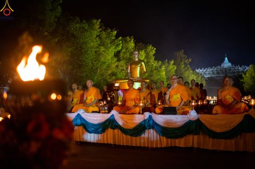 ภาพ No.82062:พิธีจุดวิสาขประทีป 22,000 ดวงและโคมลอย 3,000 ดวง ( Festival  lampion Vesak Indonesia) ณ มหาเจดียบรมพุทโธ อินโดนีเซีย  วันอาทิตย์ที่ 4 มิ.ย. พ.ศ.2566