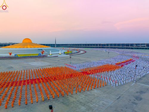 ภาพ No.79197:พิธีอัญเชิญองค์พระบรมพุทธเจ้า 24 องค์ เวียนประทักษิณรอบพระมหาธรรมกายเจดีย์ ณ วัดพระธรรมกาย  วันที่ 2 เมษายน พ.ศ. 2566