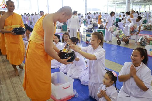 ภาพ No.318215:วันอาทิตย์ต้นเดือนที่ 5 เมษายน พ.ศ.2569 พิธีตักบาตร ณ บ้านแก้วเรือนทองคุณยายอาจารย์ฯ วัดพระธรรมกาย