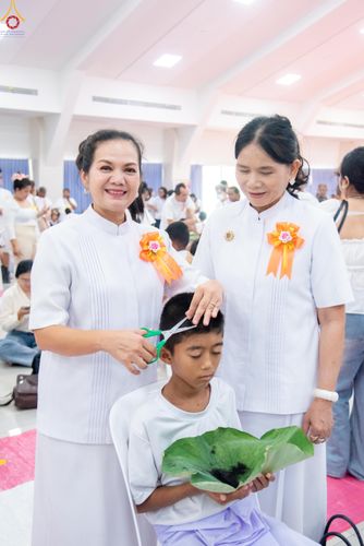 ภาพ No.320105:วันเสาร์ที่ 4 เมษายน 2569 พิธีตัดปอยผม ขอขมาผู้ปกครอง  มอบบาตร-ผ้าไตร และพิธีบรรพชาสามเณร 87 รูป  ณ ศูนย์ปฏิบัติธรรมระยอง(บ้านช่องลม)  ต.บางบุตร อ.บ้านค่าย จ.ระยอง
