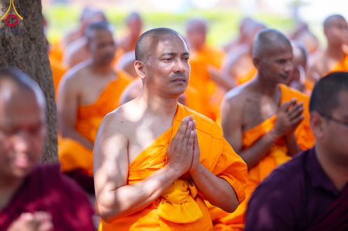 ภาพ No.314187:วันจันทร์ที่ 16 มีนาคม พ.ศ. 2569 พิธีถวายบาตรอัฐบริขาร และพิธีขอนิสัยแก่สามเณรธรรมทายาท 500 รูป ณ วิหารมายาเทวี ประเทศเนปาล