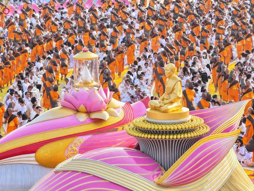 ภาพ No.299611:วันที่ 18 มกราคม พ.ศ. 2569 พิธีต้อนรับพระธรรมยาตรา (ภาพชุดที่ 2) ณ อนุสรณ์สถานลำดับที่ 5  สถานที่เผยแผ่วิชชาธรรมกายครั้งแรก อนุสรณ์สถานบางปลา วัดบางปลา อำเภอบางเลน จังหวัดนครปฐม ในโครงการธรรมยาตรา กตัญญูบูชา มหาปูชนียาจารย์ พระมงคลเทพมุนี(สด จนฺทสโร) พระ