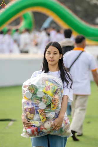 ภาพ No.302743:วันที่ 24 มกราคม พ.ศ. 2569 พิธีตักบาตรพระธรรมยาตรา(ภาพชุดที่ 2) ณ อนุสรณ์สถานลำดับที่ 5 สถานที่เผยแผ่วิชชาธรรมกายครั้งแรก อนุสรณ์สถานบางปลา วัดบางปลา อำเภอบางเลน จังหวัดนครปฐม ในโครงการธรรมยาตรา กตัญญูบูชา มหาปูชนียาจารย์ พระมงคลเทพมุนี(สด จนฺทสโร) พระผู