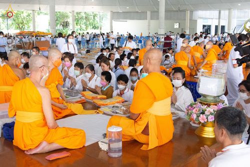 ภาพ No.90593:พิธีบุพเปตพลี  ครั้งที่ 141 ร่วมอุทิศบุญแด่หมู่ญาติที่ล่วงลับไปแล้ว และสืบทอดอายุพระพุทธศาสนา วันพฤหัสบดีที่ 14 ตุลาคม พ.ศ.2566 วันพระแรม 15 ค่ำ เดือน 10 ณ หอฉันคุณยายอาจารย์ฯ วัดพระธรรมกาย