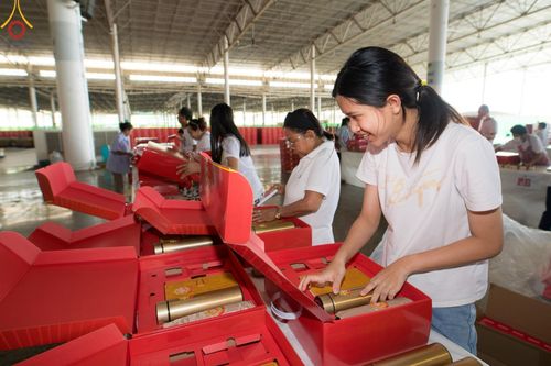 ภาพ No.212291:วันพุธที่ 19 มีนาคม พ.ศ. 2568 การบรรจุไทยธรรมลงกล่องสำเร็จ 43,500 กล่อง เพื่อถวายแด่พระสังฆาธิการ 40,000 กว่าวัดทั่วไทย ในวันคุ้มครองโลก 22 เมษายน พ.ศ. 2568 ณ บ้านแก้วเรือนทองคุณยายฯ วัดพระธรรมกาย