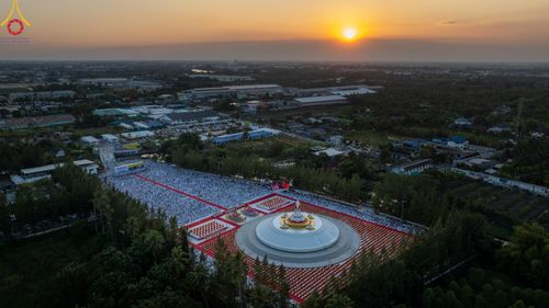 ภาพ No.192678:พิธีจุดประทีปถวายเป็นพุทธบูชา และบูชาธรรมมหาปูชนียาจารย์ ณ อนุสรณ์สถานคลองบางนางแท่น อ.สามพราน จ.นครปฐม ในโครงการธรรมยาตรา กตัญญูบูชา มหาปูชนียาจารย์ พระมงคลเทพมุนี(สด จนฺทสโร) พระผู้ปราบมาร อนุสรณ์สถาน 7 แห่ง ปีที่ 13 วันที่ 10 มกราคม พ.ศ. 2568