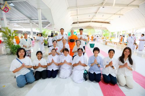 ภาพ No.61292:พิธีตักบาตรฉลองพระใหม่ รุ่นบูชาธรรมโครงการ 1-2 โครงการบรรพชาอุปสมบทหมู่ธรรมทายาท บูชาธรรมหลวงพ่อธัมมชโย 80 ปี ณ โถงช้างสำนักงานใหญ่ วัดพระธรรมกาย วันที่ 20 เมษายน พ.ศ. 2567