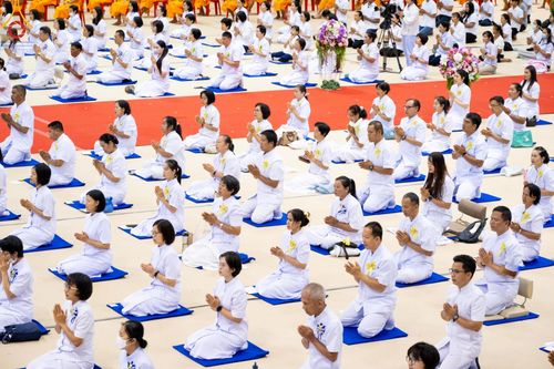 ภาพ No.146124:วันมหารำลึก ครั้งที่ 34 พิธีร่วมรำลึกถึงนักสร้างบารมีที่ล่วงลับไปแล้ว , พิธีสวดพระพุทธมนต์ ณ ห้องแก้วสารพัดนึก 1 วัดพระธรรมกาย วันเสาร์ที่ 27 กรกฎาคม พ.ศ. 2567