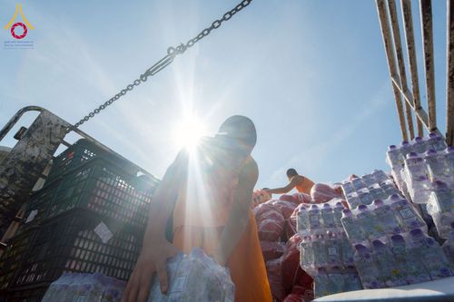 ภาพ No.273710:วันที่ 27 พฤศจิกายน พ.ศ. 2568 คณะศิษยานุศิษย์วัดพระธรรมกาย มูลนิธิธรรมกาย มอบอาหารและสิ่งของความช่วยเหลือให้พี่น้องชาวใต้ ผู้ประสบอุทกภัยน้ำท่วม