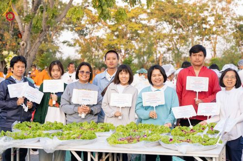 ภาพ No.193752:สาธุชนถวายภัตตาหารเป็นสังฆทาน แด่พระธรรมยาตรา ณ อนุสรณ์สถานมหาวิหารพระมงคลเทพมุนี (โลตัสแลนด์) อ.สองพี่น้อง จ.สุพรรณบุรี ในโครงการธรรมยาตรา กตัญญูบูชา มหาปูชนียาจารย์ พระมงคลเทพมุนี(สด จนฺทสโร) พระผู้ปราบมาร ปีที่ 13 วันที่ 12 มกราคม พ.ศ.2568