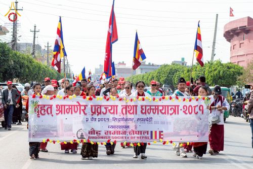 ภาพ No.212934:วันที่ 14 - 15 มีนาคม พ.ศ. 2568 คณะสงฆ์และสามเณรเดินธรรมยาตรา ในโครงการบวชสามเณรเนปาล 500 รูป ไปยังสถานที่รอบมายาเทวีและลุมพินีเกรด ณ ลุมพินี ประเทศเนปาล