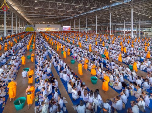 ภาพ No.222010:วันที่ 4 พฤษภาคม พ.ศ. 2568 พิธีตักบาตร เนื่องในวันอาทิตย์ต้นเดือน ณ บ้านแก้วเรือนทองคุณยายฯ วัดพระธรรมกาย