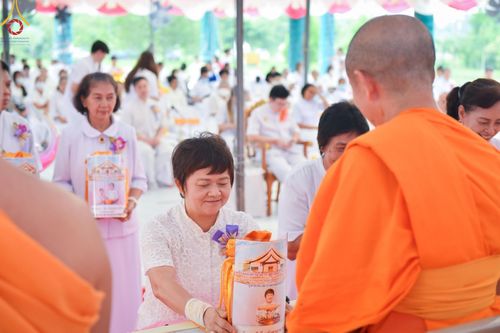 ภาพ No.146596:พิธีทอดผ้าป่าสร้างหลังคาอาคาร 80 ปี หลวงพ่อธัมมชโย ณ ศูนย์ปฎิบัติธรรมวิหารแดง จังหวัดสระบุรี วันอาทิตย์ที่ 28 กรกฎาคม พ.ศ. 2567