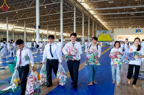 ภาพ No.92146:พิธีตักบาตร ในวันทอดกฐินสามัคคี ประจำปีพุทธศักราช 2566 วันอาทิตย์ต้นเดือนที่ 5 พฤศจิกายน พ.ศ. 2566 ณ สภาธรรมกายสากล วัดพระธรรมกาย จ.ปทุมธานี