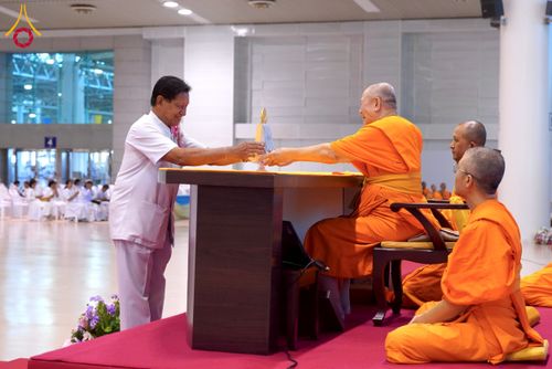 ภาพ No.232186:วันอาทิตย์ที่ 6 กรกฏาคม พ.ศ. 2568 พิธีมอบโล่เกียรติคุณ สวดธัมมจักกัปปวัตตนสูตร และรางวัลโครงการผู้นำแสงสว่างออนไลน์ ณ ห้องแก้วสารพัดนึก1 สภาธรรมกายสากล วัดพระธรรมกาย