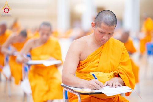 ภาพ No.267250:วันที่ 7 พฤศจิกายน พ.ศ. 2568 พิธีสอบธรรมสนามหลวง นักธรรมชั้นโท - เอก ณ สนามสอบวัดพระธรรมกาย