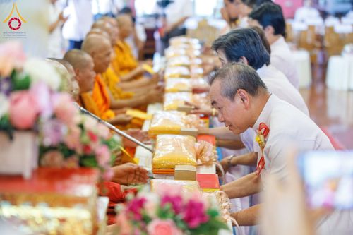 ภาพ No.197389:พิธีเจริญพระพุทธมนต์ ปฏิบัติธรรม มอบทุนการศึกษา ถวายสังฆทาน 108 วัด เพื่อถวายเป็นพุทธบูชา และขับเคลื่อนโครงการหมู่บ้านรักษาศีล 5 โดยคณะสงฆ์จังหวัดนนทบุรี คณะศิษยานุศิษย์วัดพระธรรมกาย โครงการธรรมยาตรา ปีที่ 13 ณ วัดตะเคียน อ.บางกรวย จ.นนทบุรี