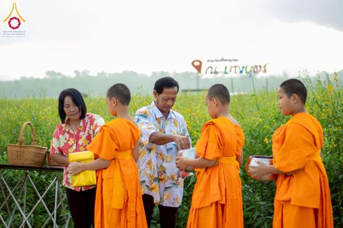 ภาพ No.217971:วันศุกร์ที่ 11 เมษายน พ.ศ. 2568 พระและสามเณร 99 รูป จากศูนย์ปฏิบัติธรรมระยอง(บ้านช่องลม) บิณฑบาต ณ ทุ่งปอเทือง ต.บางบุตร อ.บ้านค่าย จ.ระยอง เพื่อเป็นการฝึกสามเณรภาคฤดูร้อน ผ่านกิจวัตรบิณฑบาตในพื้นที่ชุมชน