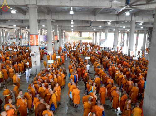 ภาพ No.219309:บรรยากาศการเดินทางเข้าวัดพระธรรมกาย , การต้อนรับปฏิสันถาร , การฉันภัตตาหารเช้า , การลงทะเบียนพระสังฆาธิการ  เนื่องในวันคุ้มครองโลก พิธีถวายมหาสังฆทานคณะสงฆ์ 40,000 กว่าวัดทั่วประเทศ ณ วัดพระธรรมกาย