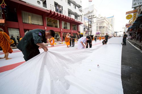 ภาพ No.237373:วันที่ 9-10 สิงหาคม พ.ศ. 2568 การเตรียมงาน เก็บงาน ของเจ้าหน้าที่ทุกสถานะ ในงานมหาสังฆทาน ตักบาตรพระ 10,000 รูป ใจกลางเมืองหาดใหญ่ จ.สงขลา