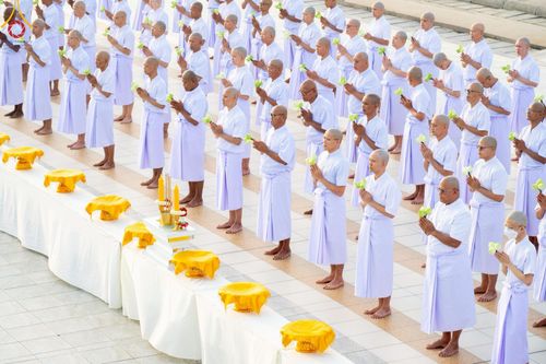 ภาพ No.216985:วันเสาร์ที่ 12 เมษายน พ.ศ. 2568 พิธีเวียนประทักษิณรอบพระมหาธรรมกายเจดีย์  พิธีวันทาเจดีย์ พิธีขอขมาและมอบผ้าไตร ในโครงการอุปสมบทหมู่ บูชาธรรมหลวงพ่อธัมมชโย, โครงการธรรมทายาท ระดับอุดมศึกษา รุ่นที่ 52 ,  โครงการบวชพระนานาชาติ AEC & WAB CEO รุ่นที่ 4 , ณ ว