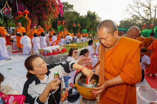 ภาพ No.206796:พิธีตักบาตรพระ 1,000 รูป ปืที่ 7 วันอาทิตย์ที่ 9 กุมภาพันธ์ พ.ศ. 2568 ณ วัดห้วยตองสัก อำเภอจอมทอง จังหวัดเชียงใหม่