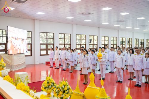 ภาพ No.179631:พิธีเจริญพระพุทธมนต์ พิธีทำบุญตักบาตรถวายพระราชกุศล และพิธีวางพานพุ่มดอกไม้ถวายราชสักการะ  แด่พระบาทสมเด็จพระบรมชนกาธิเบศร มหาภูมิพลอดุลยเดชมหาราช บรมนาถบพิตร เนื่องในวันคล้ายวันพระบรมราชสมภพ วันชาติ และวันพ่อแห่งชาติ วันพฤหัสบดีที่ 5 ธันวาคม พ.ศ. 2567 ณ