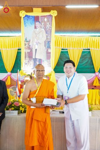 ภาพ No.146726:พิธีต้อนรับสัญญาบัตร พัดยศ ผ้าไตร ในโอกาสที่พระบาทสมเด็จพระเจ้าอยู่หัว ทรงพระกรุณาโปรดพระราชทานสัญญาบัตรตั้งสมณศักดิ์ พระวิมลศาสนวิเทศ (สำรวจ กมโล) เจ้าอาวาสวัดไทยนอร์เวย์ เป็นพระราชาคณะชั้นราช ในราชทินนามที่ “พระราชวชิรศาสนวิเทศ”