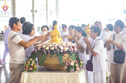 ภาพ No.133856:พิธีตักบาตร ข้าวสารอาหารแห้ง ณ บ้านแก้วเรือนทองคุณยายฯ สภาธรรมกายสากล วัดพระธรรมกาย วันอาทิตย์ต้นเดือนที่ 7 เมษายน พ.ศ. 2567