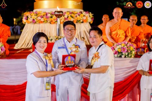 ภาพ No.224512:วันจันทร์ที่ 12 พฤษภาคม พ.ศ. 2568  ชาวพุทธในอินโดนีเซีย ร่วมฉลองวิสาขบูชาจุดประทีปกว่า 200,000 ดวง ณ พระมหาเจดีย์บรมพุทโธ  เจริญพุทธมนต์ถวาย “พระวชิรเกล้าเจ้าอยู่หัว”