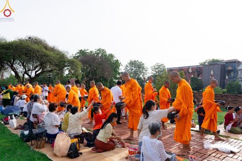 ภาพ No.138560:พิธีตักบาตร วัดราชบูรณะ จ.พระนครศรีอยุธยา วันที่ 25 พฤษภาคม พ.ศ.2567